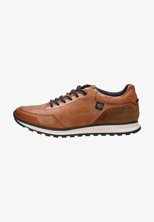 Sneaker in pelle marrone con design perforato, dettagli in suede a contrasto, lacci blu navy e una suola bianca con grip testurizzato.