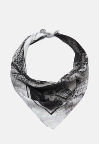 Foulard in seta bianca e nera con motivo a pelle di serpente, di forma triangolare e annodato in cima.