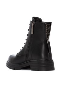Stivaletto in pelle nera con lacci nella parte anteriore, zip laterale e dettaglio posteriore testurizzato. Suola chunky e costruzione robusta per una maggiore durata.