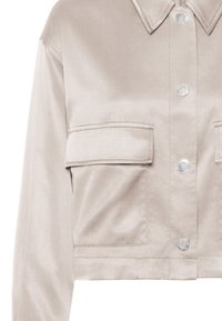 Kürzerer Blazer aus leicht beigem Satin, mit Kragen, zwei Vorderseiten-Taschen und silbernen Knöpfen. Glatte Textur mit minimalen Nähdetails.