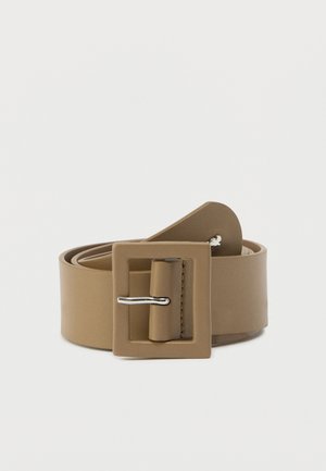 Tanfarvet bælte i kunstlæder med bred rem og firkantet spænde. Har en metalstift og en glat tekstur. Enkel design med minimal detaljering.