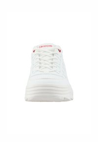 Sneaker blanc avec un laçage à l'avant, tige texturée et accents de logo rouge. Doté d'une semelle épaisse et superposée pour plus de hauteur et de confort.