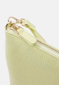 Coccinelle BEST CROSSBODY - Borsa a tracolla - lime wash