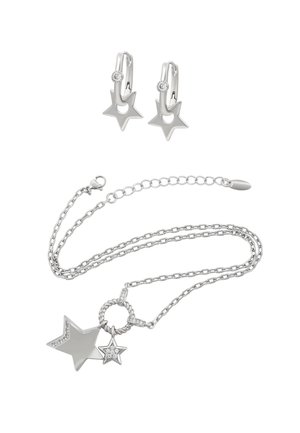 Zilverkleurige oorbellen in stervorm met een kleine edelsteen. De ketting heeft gelaagde schakels en twee stervormige hangers, waarvan één versierd is met stenen.