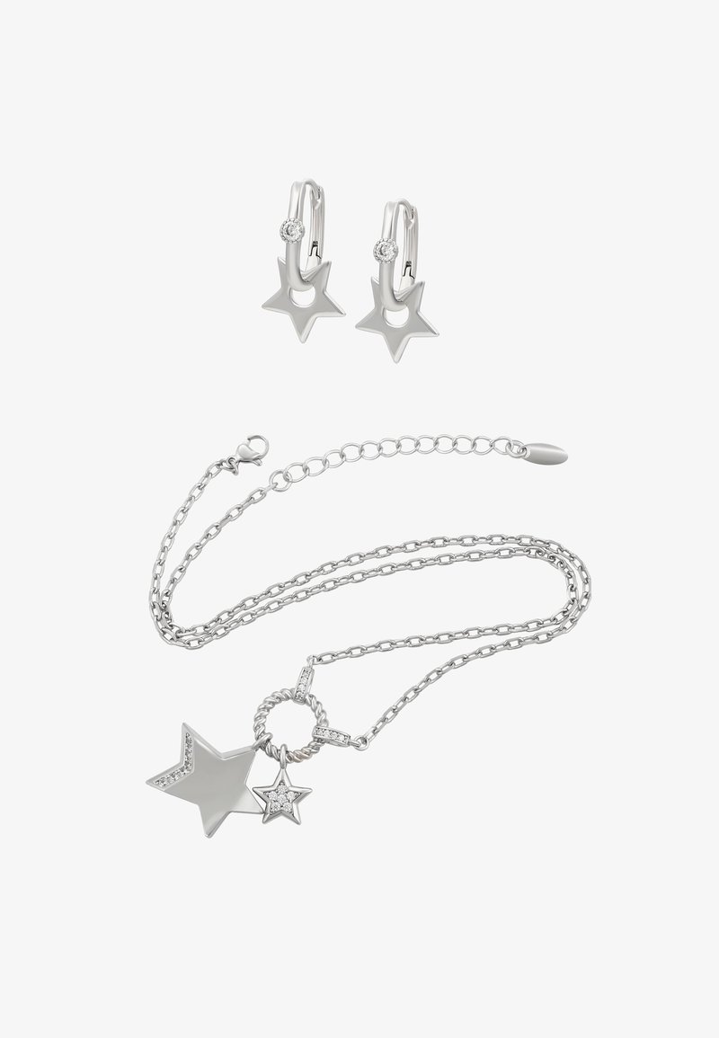 Cercei argintii în formă de stea, cu o piatră prețioasă mică. Colierul are mai multe lanțuri suprapuse și două pandantive în formă de stea, dintre care unul este decorat cu pietre.