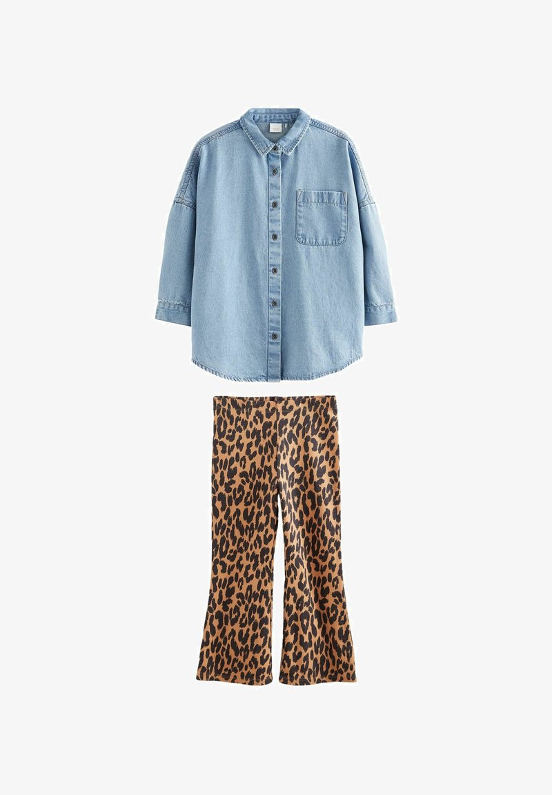Blå denimskjorte med lange ærmer og knaplukning, parret med brune og sorte leopardmønstrede flared bukser. Tekstureret stof.