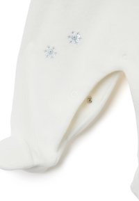 Weißer Fleece-Einteiler für Säuglinge mit blauen Schneeflocken-Stickereien, Druckknopfverschluss unten und Füßchen-Design für Wärme.