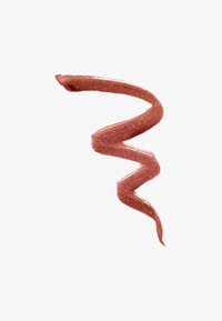 Lepenn i en varm, dempet rød nyanse med en glatt, sikksakk-applikasjonslinje, som viser en kremet tekstur og subtil glans.