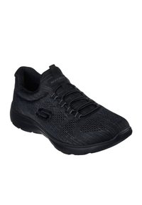 Baskets de sport noires avec une tige en mesh texturé, des lacets élastiques et une semelle en caoutchouc solide. Présente le logo Skechers sur le côté.