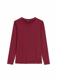 Czerwona koszulka z długim rękawem, wykonana z miękkiej bawełny. Posiada okrągły dekolt oraz małe logo w pobliżu dolnego brzegu. Gładka faktura na całej powierzchni.