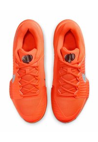 Scarpe da ginnastica arancioni brillanti con tomaia in mesh, corpo testurizzato e accenti argentati. Progettate con lacci piatti e colletto imbottito per il comfort.