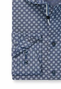 Marineblaue Hemd mit einem geometrischen Muster in Weiß. Verfügt über einen Button-Down-Kragen, eine Brusttasche und drei schwarze Knöpfe an der Knopfleiste.