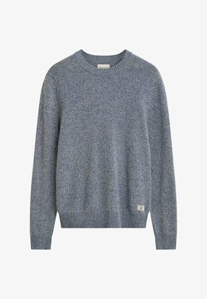 Maglione azzurro chiaro realizzato in un filato testurizzato. Presenta un collo a giro, polsini e bordo a costine con una piccola etichetta del marchio sul lato inferiore.