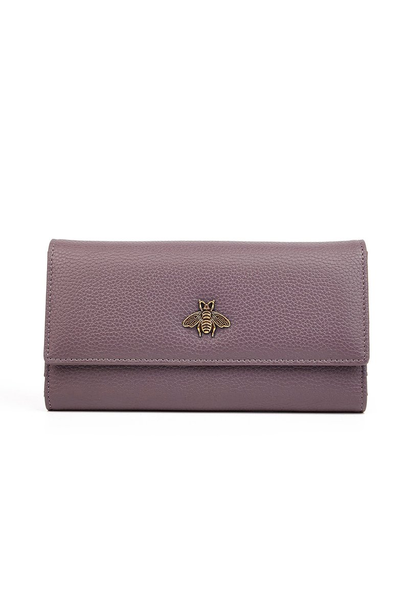 Portafoglio in pelle di lavanda tenue con una finitura testurizzata. Presenta un emblema d'oro a forma di ape sul davanti. Design pieghevole con bordi cuciti.