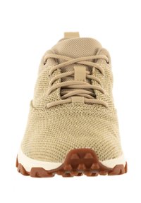 Beige sportschoen met bovenkant van mesh, platte veters, gevoerde kraag en rubberen buitenzool met gripgroeven. Minimalistisch en lichtgewicht ontwerp.