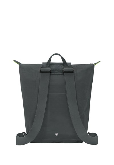 Dunkelgrauer Rucksack mit zwei verstellbaren Trägern, Oberhandgriff und Reißverschluss. Hergestellt aus strapazierfähigem Material mit glatter Textur und minimalem Zubehör.