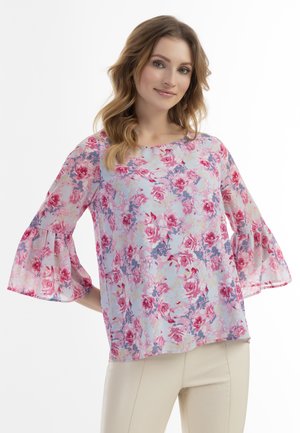 Blomstret bluse med klokkeærmer; lyseblå baggrund med pink og røde roser; letvægtsstof, løs pasform, rund halsudskæring.