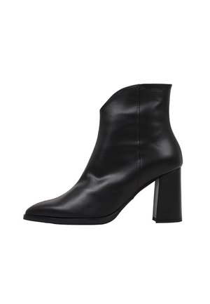 Bota de cuero negra hasta el tobillo con punta puntiaguda y tacón bloque, textura lisa y detalle de costura lateral.