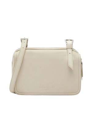 Mała prostokątna beżowa torebka listonoszka ze skóry z regulowanym paskiem, górnym zamkiem błyskawicznym i subtelnym wytłoczonym logo marki z przodu.