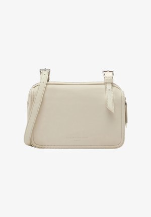 Mała prostokątna beżowa torebka listonoszka ze skóry z regulowanym paskiem, górnym zamkiem błyskawicznym i subtelnym wytłoczonym logo marki z przodu.