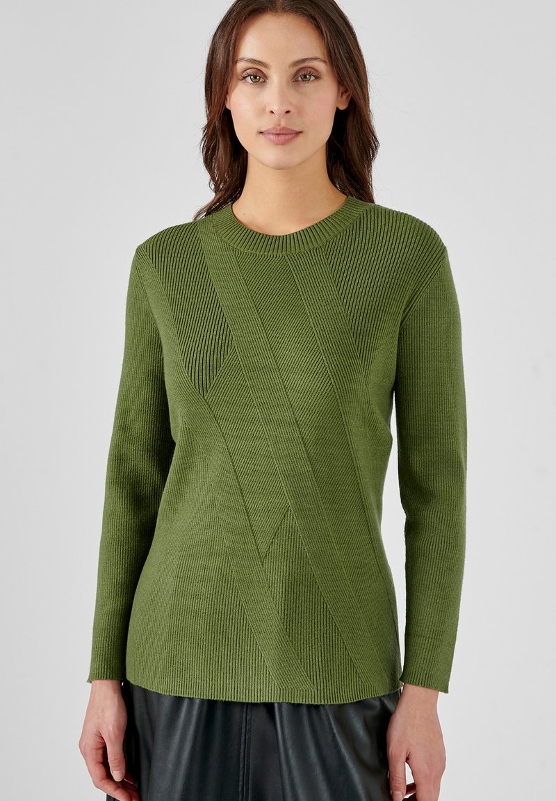 Pull en maille côtelée verte avec un motif diagonal texturé, manches longues et col rond, présentant une silhouette ajustée.