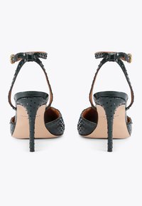 Bottines noires à talons hauts avec une finition texturée, une bride de cheville et un bout pointu. Équipées d'un talon aiguille et d'une boucle en ton doré.