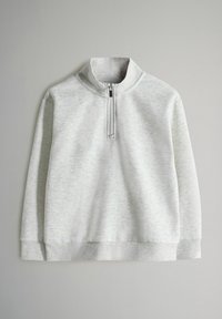 Vaaleanharmaa vetoketjukauluksellinen neulepaita, jossa on ribbikuvioidut hihat ja pehmeä tekstuuri. Ominaisuuksiin kuuluvat pitkät hihat ja rento istuvuus.