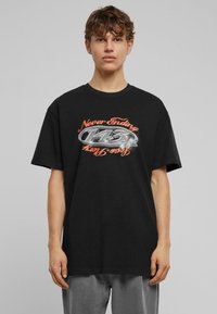 Sort bomulds t-shirt med en løs pasform, prydet med grafisk tekst i orange og hvid: "Never Ending 143" med et cirkulært designelement.