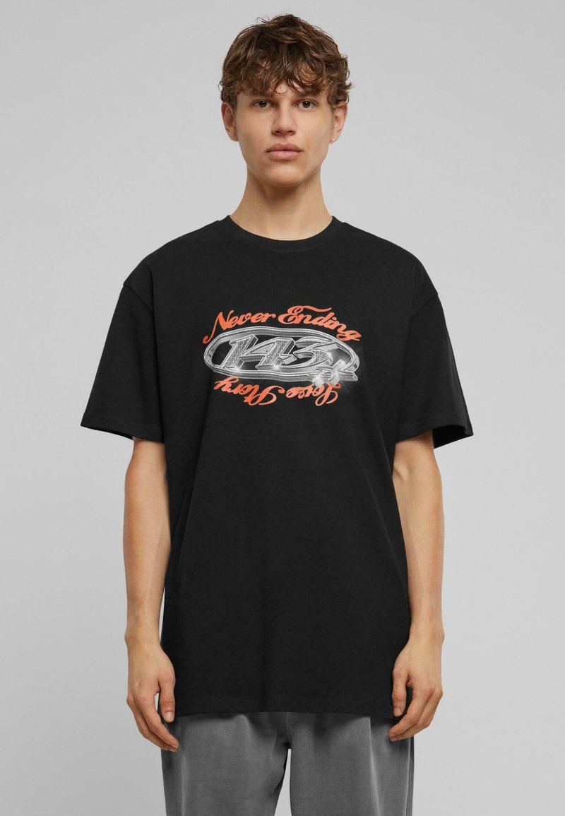 Sort bomulds t-shirt med en løs pasform, prydet med grafisk tekst i orange og hvid: "Never Ending 143" med et cirkulært designelement.