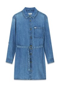 Vestito camicia in denim blu chiaro con chiusura frontale a bottoni, colletto, maniche lunghe, taschino singolo sul petto e cintura removibile in vita.