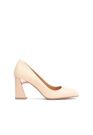Beige damesko i læder med lukket spids og en tyk blokhæl, vist fra siden på hvid baggrund.