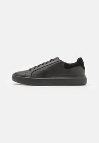 Sneakers in pelle nera con una texture liscia, punta rotonda e accenti in suede nero a contrasto sul tallone e sulla linguetta. Suola in gomma.