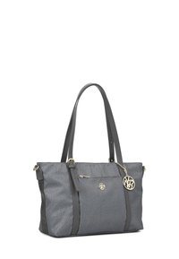 Borsa a tracolla sintetica grigia con superficie testurizzata, doppi manici, hardware dorato e un charm decorativo con logo. Tasca con zip sul lato.