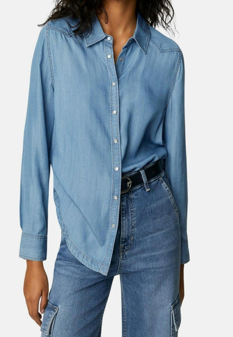 Lichtblauwe denim shirt met kraag, knoopsluiting aan de voorkant, lange mouwen en een licht gebogen zoom, gecombineerd met bijpassende blauwe cargobroek.