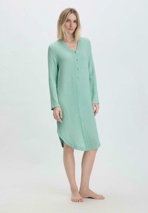 Abito verde menta con maniche lunghe, dotato di una chiusura a bottoni sul davanti e una tasca sul petto, realizzato in un tessuto leggero e testurizzato; orlo arrotondato.