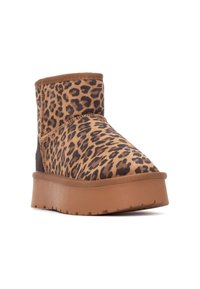 Botas de tobillo con estampado de leopardo y un suave exterior de ante, suela de goma marrón, acentos cosidos y un forro cálido. Diseño clásico de punta redonda.