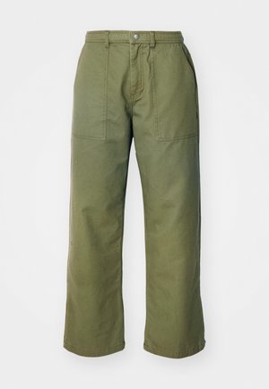 Olivgrüne weit geschnittene Hosen aus robustem Stoff, mit Reißverschluss, vorderen Taschen und einfachen Stickdetails.