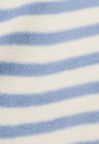 Tessuto in pile con strisce blu e bianche alternate, caratterizzato da una texture morbida e un aspetto leggermente peloso.