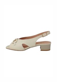 Sandali slingback beige con tacco a blocco, design con ritagli e dettagli in metallo dorato. Texture in pelle liscia. Stile aperto davanti.