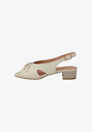 Sandali slingback beige con tacco a blocco, design con ritagli e dettagli in metallo dorato. Texture in pelle liscia. Stile aperto davanti.