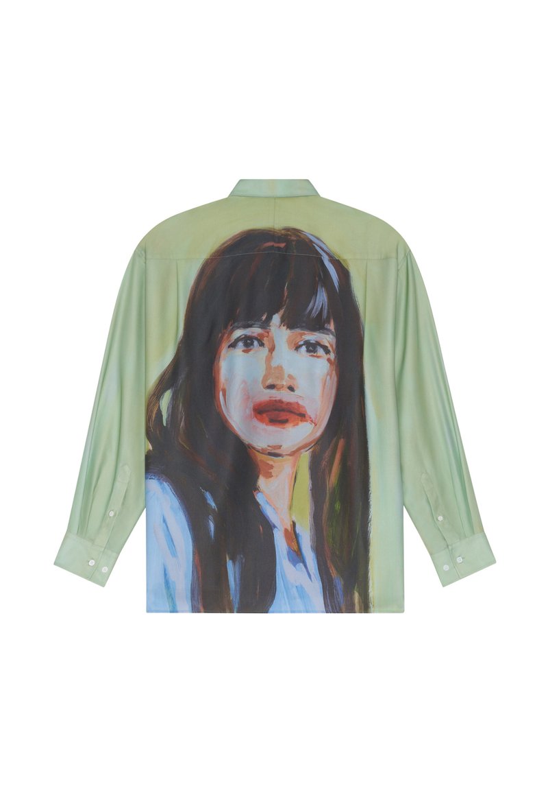 Chemise à manches longues en tissu vert clair avec un design de portrait peint dans des teintes de marron et de bleu, et des poignets à boutons.