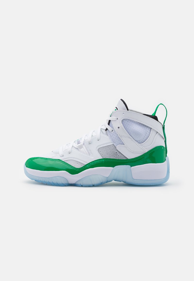Basketballschuh mit hohen Schafte aus weißem Mesh und Lederoberteil, grünen Lacklederakzenten, weißen Schnürsenkeln und durchsichtiger blauer Sohle.