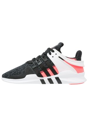Baskets basses noires et roses avec semelle blanche, lacets noirs et trois bandes noires sur le côté, conçues pour un usage sportif.