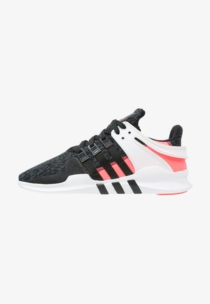 Baskets basses noires et roses avec semelle blanche, lacets noirs et trois bandes noires sur le côté, conçues pour un usage sportif.