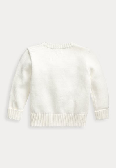 Pull blanc à manches longues en tricot avec poignets, ourlet et encolure côtelés, présenté de dos sur un fond uni.