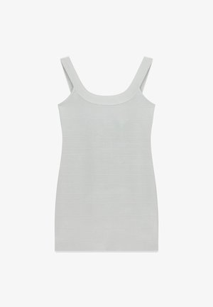 Vestido ajustado sin mangas de color gris claro con tirantes anchos y detalles de costuras horizontales en toda la tela.