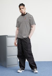 Carhartt WIP COLE PANT - Cargobukser - black rinsed
