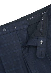 Granatowe spodnie wizytowe w niebieską kratę, z zamkiem błyskawicznym, zapięciem na guzik oraz szczegółami na wewnętrznej metce. Miękka tekstura i dopasowany krój.