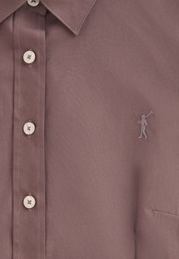 Camicia button-up in tessuto mauve tenue, con colletto classico, logo ricamato e bottoni bianchi con una texture liscia.