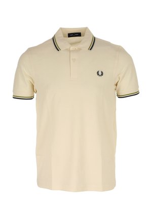 Beige poloshirt gemaakt van katoen, met een klassieke kraag, drie knopen en een logo op de linkerkant van de borst, voorzien van donkergroene en zwarte gestreepte accenten op de mouwen.